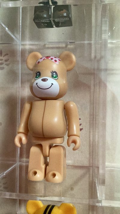 直接搜索“Disney Mickey Mouse Plush”，筛选商品，部分满300元免邮，可查看商品详情页的“溯源信息”确保正品；