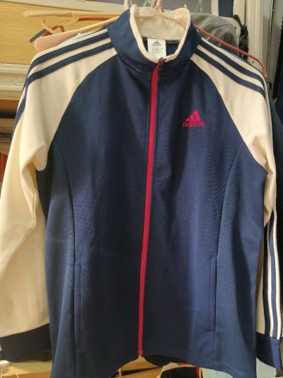 在挖煤姬买衣服，页面商品图高清，详情翻译精准。客服回复快，合单后免费换新箱，物流选的EMS，一周就收到，包装严实，衣服完好无损。