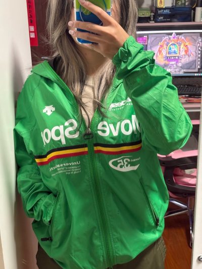衣服好好看，比国内便宜好多，款式可能不是最新的，但是真的好好看
天天找巴塔上头，收到真的很惊喜，尺码也合适