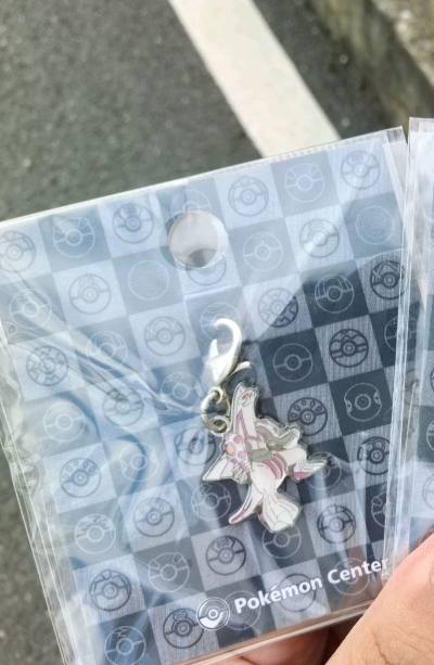 开学季在挖煤姬买到的金属挂件，做工精致很稀有。挖煤姬的快递包装很好有很多塑料泡沫保护，使用下来体验很好，海运也非常快一个月左右就能收到。