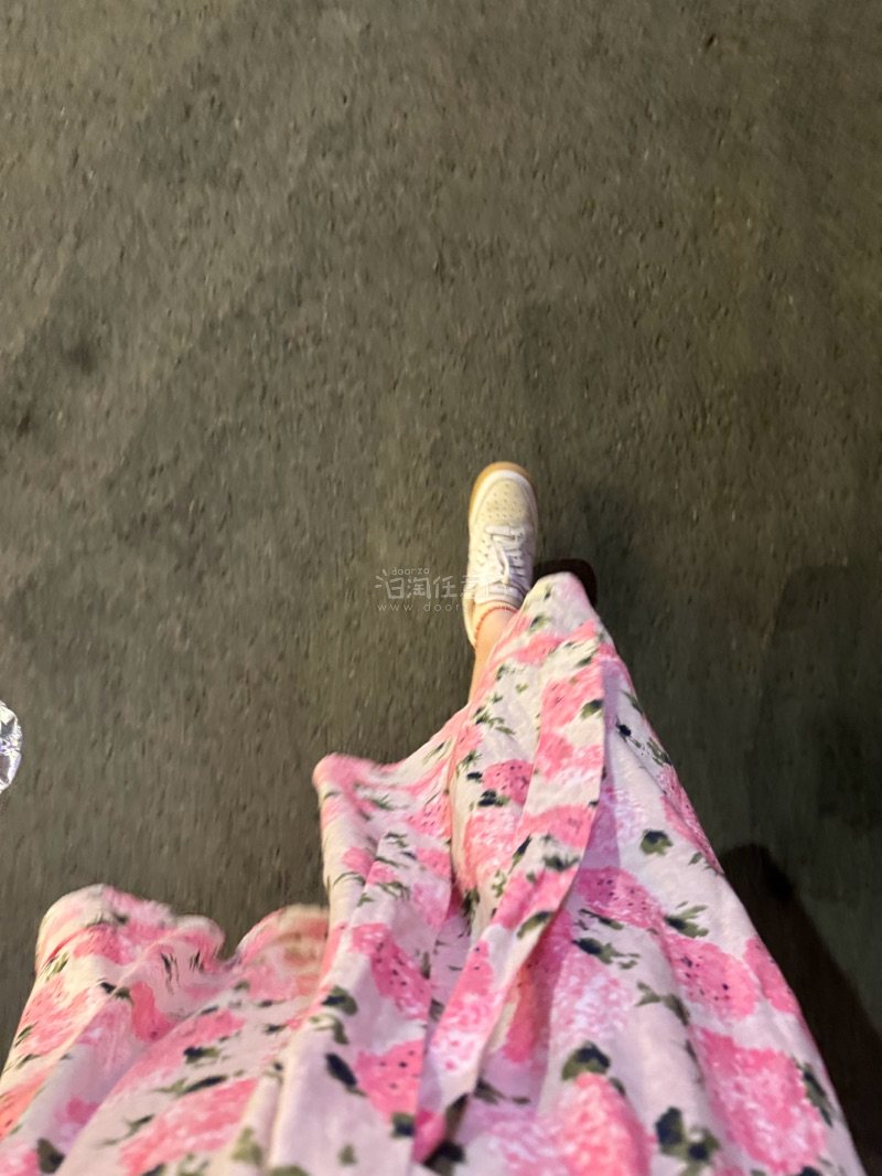 在使用挖煤姬app几天以后，突然想起曾经看过的一个vlog博主推荐过的裙子品牌，然后就抱着寻宝的心态来挖煤！
哇，不得不说，挖煤姬里面真的有好多Laura Ashley的小裙子，在我眼花缭乱的时候，这款带有紫阳花的裙子印入我的眼帘。然后就果断下单，期待卖家发货，入库...
