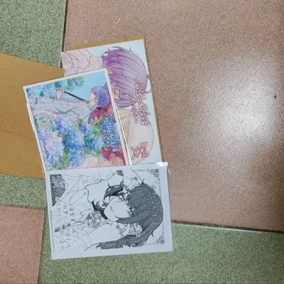 包装挺严密的，赞
跨国运纸片还没有折角很值得给一次好评
因为是连着樱花妹的包装一起寄回来的，所以专门找了个夹子收拾了一下，感觉还挺有纪念意义的
话说回来她们真的好喜欢同一张图用很久，差点以为切到假的了，还好不是