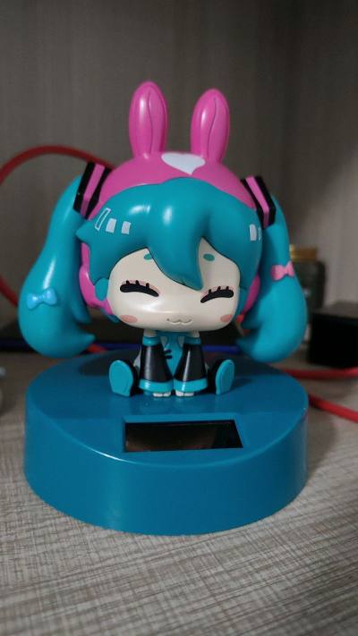 初音ミク× CuteRody联名摇摇太阳能手办，特别小巧可爱，手办很轻，于是选择走拼团，经过二十几天就到家了，包装非常好，没有损坏。