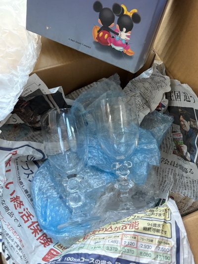 淘到了中古品的米奇米妮红酒杯，真的太可爱啦。卖家用了报纸包裹，安全落地没有碎掉，感觉海淘很奇妙！达菲的松饼发箍感觉特别适合去甜品店打卡～又是一次非常愉快的海淘体验，太喜欢挖煤姬平台啦，服务也很不错哟！