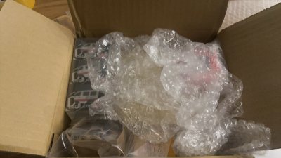包装很稳 满心期待的小车车终于飞回我手里
在挖煤姬淘了这些小q车，选了竹蜻蜓一两周到货。包裹用气泡膜裹得严实，物件完好无损，价格比国内划算，客服也有问必答，很省心￼￼￼。