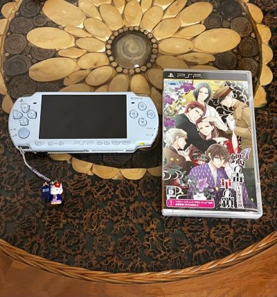 在挖煤姬上面淘到了一个成色非常好的浅蓝色PSP2000游戏机，而且挖煤姬每天都有不同的优惠活动，使用煤炉无门槛折扣券后非常的好价。可爱的hello Kitty根付小挂件以及蝶毒的umd也是在挖煤姬里下单的，价格便宜、物流便捷、打包厚实，非常安心。