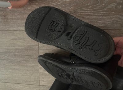 这双trippen黑色长靴真是兼具质感与设计巧思！

• 材质与质感：采用细腻牛皮打造，纹理清晰可见，泛着自然光泽，将复古韵味与高级质感完美融合。每一道纹路都似在诉说着岁月的故事，越旧越有味道，越穿越贴合脚型，仿佛与双脚达成了默契的共生。

• 版型与设计：直筒版型...