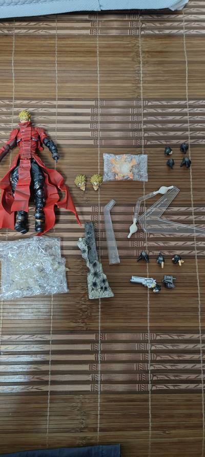这次购物体验不错，打包很好，物流也很快，玩具做的很精细，整体涂装工整，风衣切割的恰到好处，可以摆出各种飘逸的造型。一次不错的购物体验