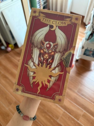 哇哇，圆了少女时期的梦，以前就幻想着自己跟小小樱一样有魔法，有钥匙，收集卡牌，哈哈哈哈哈哈哈！这次是跟团的物流，辣鸡！！！整体购物满意，希望留言功能能自己编辑，而不是选项！！！