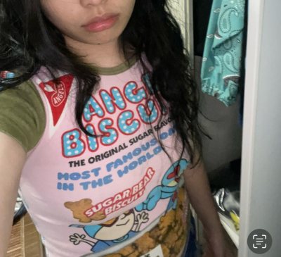 这条Angel Blue的半裙太有特色了！复古风满满的赛车主题印花，色彩搭配大胆又吸睛，“GO!GO!GIRL”的标语和赛车女孩图案充满活力，仿佛把美式复古海报穿在了身上。细节处的品牌历史和趣味文字设计很有诚意，版型也很百搭，是能让穿搭瞬间变得个性又可爱的宝藏单品，...