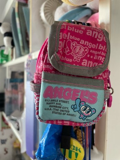 这个Angel Blue的迷你小包也太戳少女心了吧！粉蓝撞色搭配满印品牌标识，可爱又有辨识度，卡通图案和“ANGEL&amp;#39;S”字母设计充满童趣。细节很到位，分层口袋实用又美观，挂在包上或当钥匙包都超吸睛，是复古甜妹风穿搭的点睛小物，收藏感和搭配感拉满，爱...