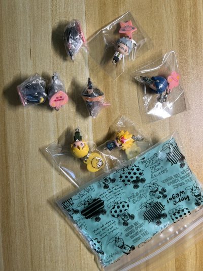 最近对豆豆眼挂件非常感兴趣，没想到能在挖煤姬找到《家庭教师》的这款挂件！作为《家庭教师》的狂热粉丝，下单挖煤姬家庭教师豆豆眼挂件时，我满心期待。收到快递，拆开的瞬间，那一个个被透明包装精心保护着的豆豆眼挂件，一下子就击中了我的心。
拿出挂件仔细瞧，角色还原度超高。沢...