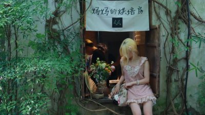 这个粉色的萌萌蝴蝶结谁懂，可以当上衣也可以当裙子，我真的不行了，别这么会设计，特别可爱?非常森系的日系甜美小萌妹