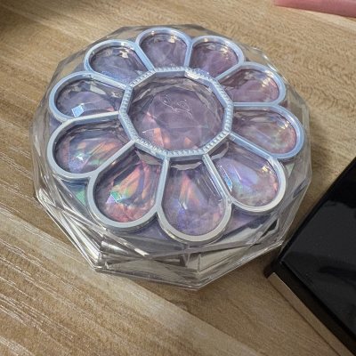 买了jillstuart的一个限定眼影，实在是太美丽了！价格也比国内要划算很多，dior的眼影捡漏价拿下！这次邮费用积分抵扣了很多，超级划算