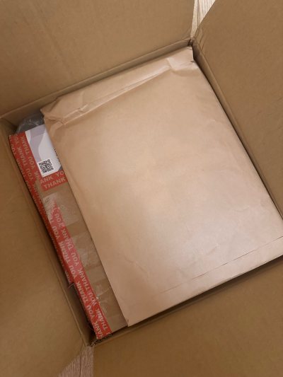 买了Paul&amp;amp;Joe的高筒袜 北京天气入秋逐渐有些凉啦 快开始穿长袜的季节了 棉质的不很厚 灰色蓝色的稍微厚一点点 白色的略薄现在就可以穿
还有annasui的白色蕾丝袜 一直想买买不到 卖家好贴心还送了一双网袜（最后一图）
总之很开心 物流环节也特...