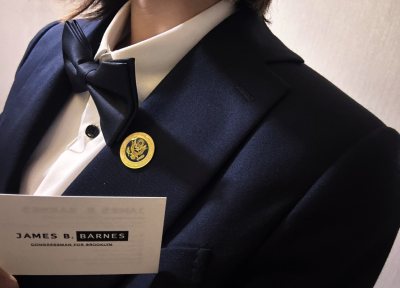 非常好西装一套，状态良好，质感很绝，非常精致，运输速度也非常快。其他配件是为了出cos自搭的。之前还不知道平常有什么场合穿着，但现在感觉出成男cos起码是很好的。