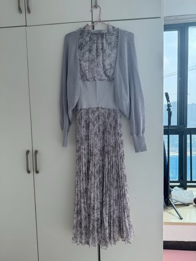 是含空运邮费62哦 衣服非常干净 没有瑕疵 很安心 而且煤炉邮费也太便宜啦 积分抵扣下来个位数！！！ pt也有很多好价二手物品 十分推荐～