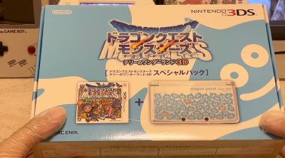 这次买的3ds限量款真是一次很愉快的购物，这台游戏机基本是全新保存的特备好，拿来收藏是完全可以的，真的很喜欢，能遇到这样的卖家也是很不错。