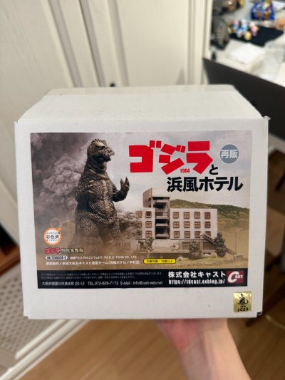 直接把税和运费一起交了 这个很方便 然后啥也不用操心等到货就行 审核加物流二十天左右速度也可以 东西没问题稳稳拿到货！