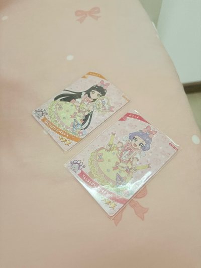 这次买的爱噗里，卡片，太可爱啦，非常喜欢，剧情围绕私立天堂学园学生青空日丽与星川美月展开，日丽意外获得变身偶像公主“爱噗哩”的能力，需隐瞒身份进行活动，而好友美月似乎也隐藏着秘密。这部秘密的美妙公主也特别好看