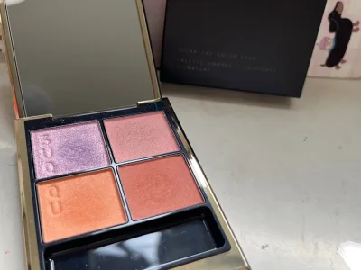 购入三块美丽的眼影！