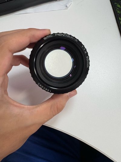 购买了一个宾得smc 50 1.4的镜头配合我的宾得super a相机这样可以完美实现a档测光联动，只需要对好焦就可以按快门了！外观很好，就是一点点雾