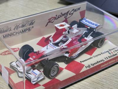 两辆1/43比例车模