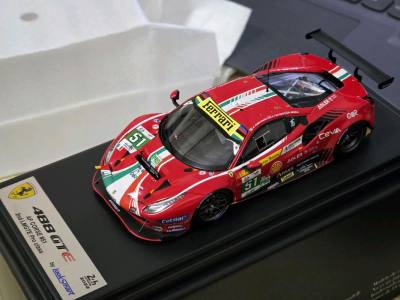 两辆1/43比例车模3