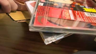 第一次尝试海淘，原本还担心清关和物流会耽误很久，结果从下单到收到时间不长，拆开快递时包装得特别严实，完全没出现磕碰。买到的周边性价比高，很喜欢！客服也很贴心，下单前咨询的关税和使用问题都回复得特别及时。 
