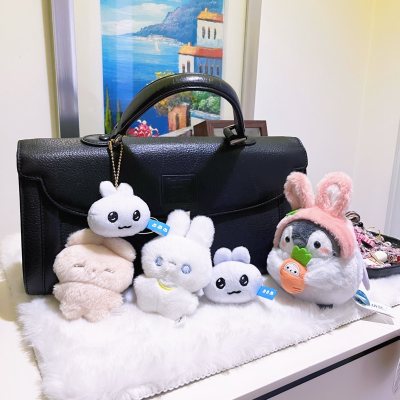 日拍买二奢还是比国内便宜多了…就算加上各种运费税费还是很实惠
为了让这个严肃的包型变得可爱一点 顺便再挖了一些yasausa相关来做包挂 非常可爱了hhh
之后再挖一点yasausa的小挂件！