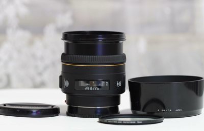 蹲了半个月的美能达85mm 1.4f终于到手，拆开包装时连呼吸都轻了些——金属镜身带着岁月磨出的温润光泽，没有一丝磕碰，卖家标注的“95新”诚不欺我。

试拍时彻底被惊艳：f1.4大光圈下，焦外像融化的奶油般细腻柔和，边缘过渡自然得不像话；对焦环转动顺滑无滞涩，哪怕...
