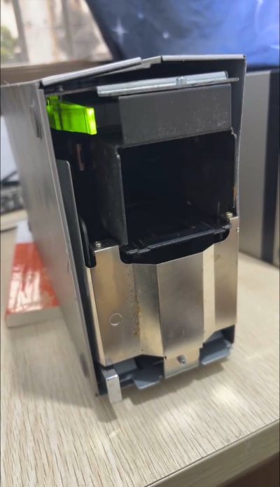 惦记尼康4000ed很久了，这次海淘终于把它抱回家，拆开快递时盯着复古的银黑机身，连装机都带着期待。

最惊艳的是它的扫描能力——老掉牙的135胶卷放进去，分辨率拉满后细节直接“炸了”：当年拍的逆光夕阳里，云层的层次感清晰到能看见边缘的柔光，连胶片颗粒都保留得细腻不...