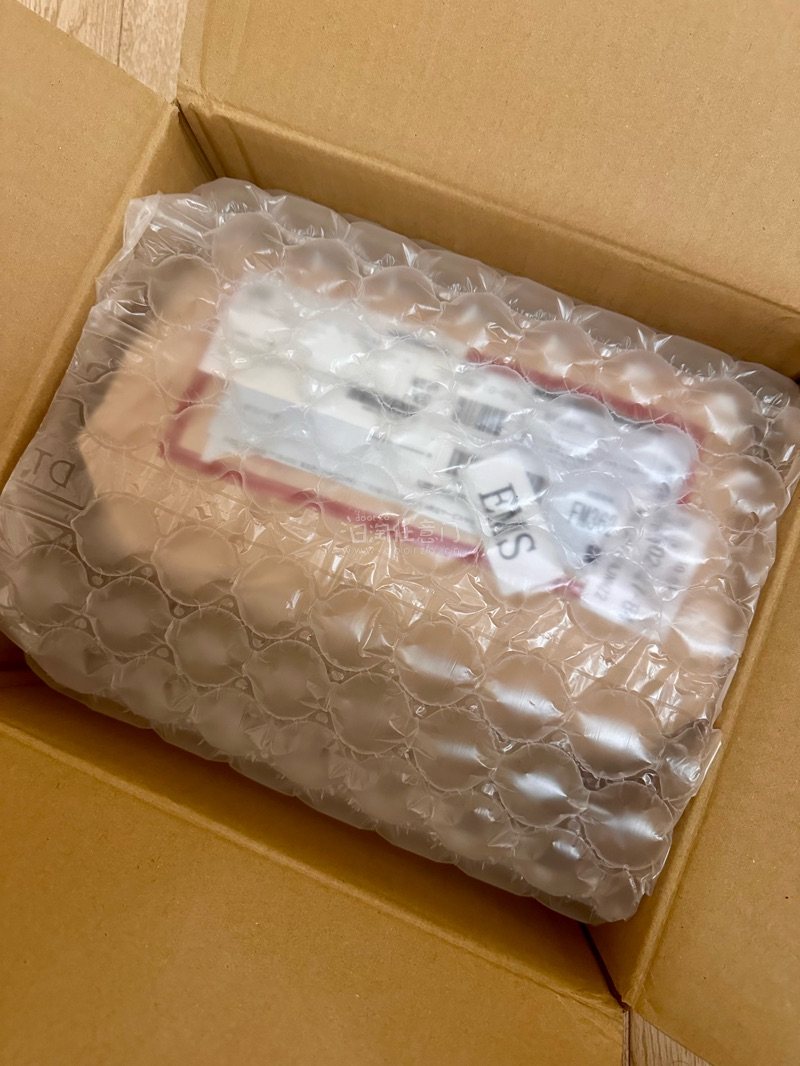 这波只有一条日本小众品牌bowwow的“脏”裤子，哈哈，真的做旧感好强，喜欢。裤子很厚，可以翻过来穿，内里是毛巾样的，很适合秋冬。北京这几天总下雨降温很明显，正好可以穿。价格比国内代购便宜不少，总之超值，由于没有合单，速度也很快。