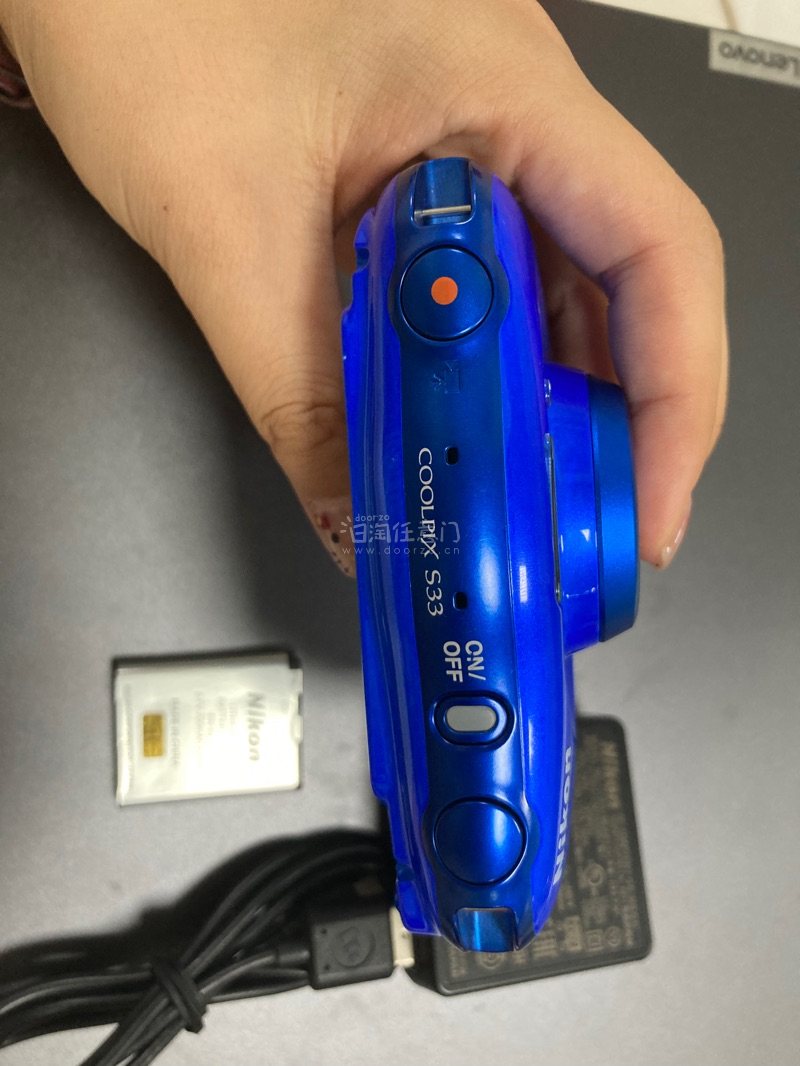 这次是一个愉快的买相机的时刻，我收到了送给了朋友，朋友很喜欢?很好?很不错而且卖家发货很快，虽然有点小瑕疵但是很喜欢啦总体来说