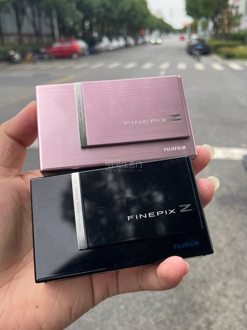 在挖煤姬淘到心仪好物！两台富士Z200FD机身几乎零划痕，镜头通透无尘，开机测试对焦迅速，标志性的富士色彩直出效果惊艳，夜间开闪光灯拍摄氛围感拉满。美能达咔博士25比想象中更小巧，过片机构运作流畅，装卷试拍未出现卡卷情况。
卖家商品图拍摄非常用心，多角度细节图与实物...