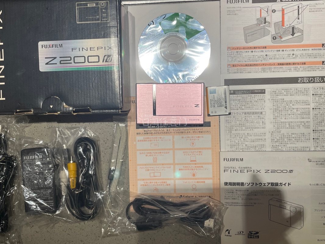在挖煤姬淘到心仪好物！两台富士Z200FD机身几乎零划痕，镜头通透无尘，开机测试对焦迅速，标志性的富士色彩直出效果惊艳，夜间开闪光灯拍摄氛围感拉满。美能达咔博士25比想象中更小巧，过片机构运作流畅，装卷试拍未出现卡卷情况。
卖家商品图拍摄非常用心，多角度细节图与实物...