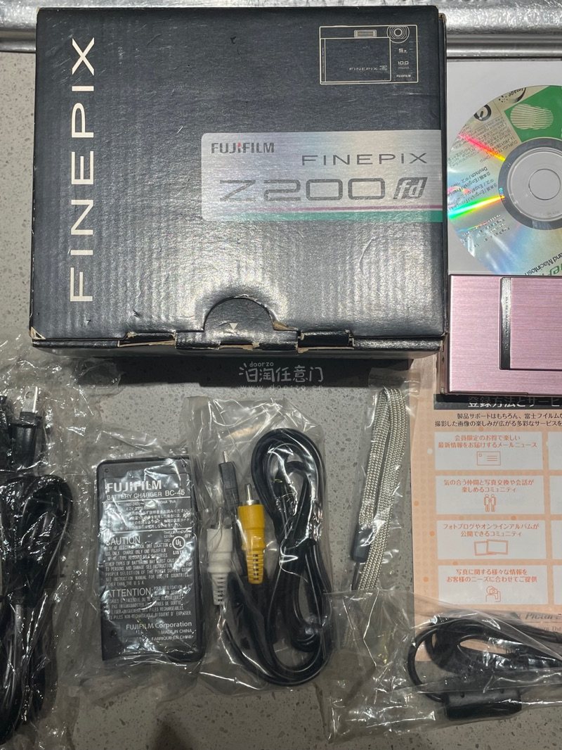 在挖煤姬淘到心仪好物！两台富士Z200FD机身几乎零划痕，镜头通透无尘，开机测试对焦迅速，标志性的富士色彩直出效果惊艳，夜间开闪光灯拍摄氛围感拉满。美能达咔博士25比想象中更小巧，过片机构运作流畅，装卷试拍未出现卡卷情况。
卖家商品图拍摄非常用心，多角度细节图与实物...