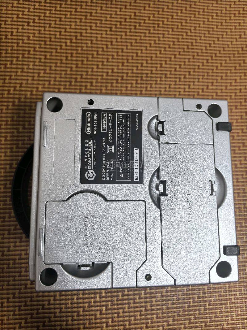 这次来了又是一台经典的任天堂游戏机NGC主机，这是任天堂首次使用光盘来读取游戏。但光盘的规格和常规的有所不同可能放盗版吧！机器成色不错，游戏读取正常 打包更给力！感谢！