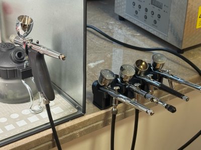终于通过挖煤姬将郡士PS-771这支“细节大师”收入囊中。作为一款专攻极细领域的0.18mm喷笔，它的表现彻底征服了我。整个海淘过程也值得称赞。

包装与品控：
挖煤姬的国际打包标准一如既往的可靠，厚厚的缓冲材料确保了这支精密仪器毫发无损。开箱后，PS-771的做工...