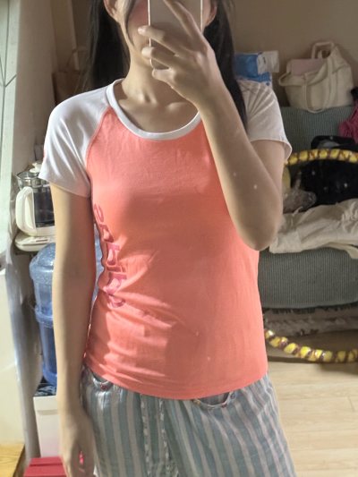 太惊喜了！在挖煤姬淘的这三件古着衣服简直像挖到宝了！品相比预想中好太多，线头工整，只有一点存放的痕迹，完全不影响穿着。尤其是那件花衬衫，印花和五金件的质感绝了，复古味十足。物流也比预想的快，打包得很仔细。这次海淘中古衣物的体验超棒，成功入坑，下次还会再来淘货！强烈推...