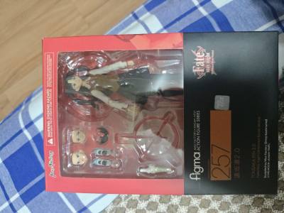 
 figma远坂凛2.0堪称Fate系列可动手办的标杆之作，武内崇笔下的傲娇大小姐形象被精准还原 。专用关节灵活度拉满，搭配伸缩型部件能轻松复刻原作经典战斗姿态，摆出Gandr射击等帅气动作。
 
配件丰富度令人惊喜，微笑、吼叫、害羞三种表情脸精准捕捉角色情绪，还...
