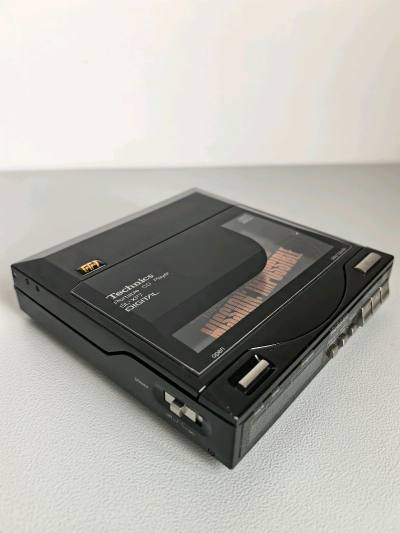对曾经辉煌的老CD机有种天然的情怀和执念。最近，又淘了一台老机，这几年这种老的CD便携随身听行情视乎升温不少，海淘成本也水涨船高。这次淘的这款成色不错，关键是近四十年的老机，收到后一试，所有功能正常，意外的惊喜。