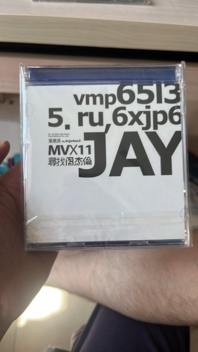 海淘老CD认准挖煤姬准没错！终于淘到周杰伦的经典专辑和邓丽君的精选碟，品相远超预期，碟面无划痕，歌词本平整如新。平台包装太用心，厚厚的气泡膜裹得严严实实，运输中完全没受损。走竹蜻蜓路线二十天就到手，物流更新及时，加上平台优惠券超划算。音质纯净细腻，循环播放太治愈，以...