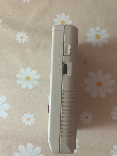 这个游戏机真的很好，品相非常好，功能也正常，现在花这个价钱买这个品相的，真是幸运，感谢挖煤姬。快递也很好。