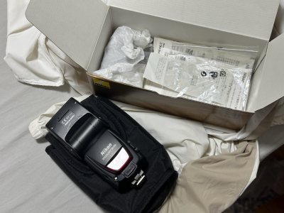 中古尼康闪光灯！！
这款sb800原产时间非常久了，也是找了很多地方最终在挖煤姬购入
经过筛选后最终收到的灯非常非常满意。二十年的闪光灯非常新，甚至还有原本的发票跟保修。超级满意，希望能买到更多好的中古品。