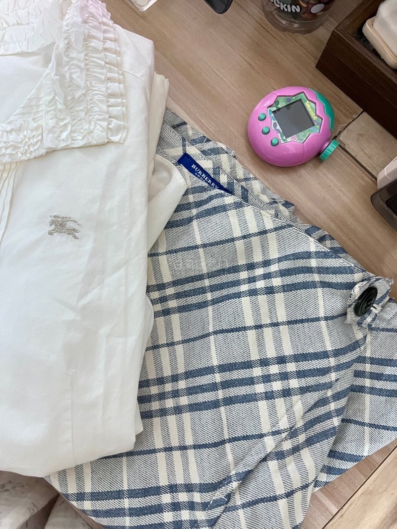 这次海淘了两件bbr蓝标的裙子和衬衫
版型非常棒，上身效果也很满意
比较小众的款式在挖煤姬都能淘到
裙子是微微带点鱼尾的设计，挺修身的版型
搭个短t就能出门
从下单到收货，整个过程都很简单和方便
我买的大概八到十天就拿到手了
真的太方便了！真心推荐给想试试日淘的朋友...