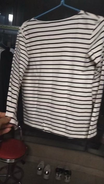 首次在挖煤姬淘衣服，成色很不错，质感也好，料子很舒服柔软，穿着也很合适，百搭，领子很有设计感微微荡领，很棒很好看！！！！！一次非常好的购物体验！！！