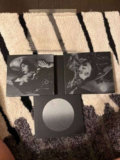 再来夸夸挖煤姬的箱子，货物打包，因为这次发货的基本都是小物，唯独有一个是黑胶LP式样的，很大，一直在担心会不会有撞角，折损之类的，但是到手还是化不安为安心，nice！