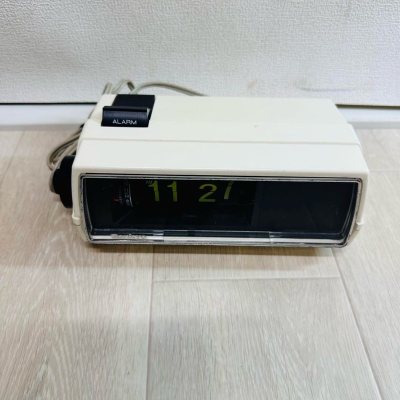 终于把这台Sankyo翻页钟从日本淘回来了！实物比想象中更有质感，沉甸甸的，放在书桌上瞬间就有了一种复古办公的氛围。

最迷人的就是每次翻页的那一声“咔嗒”，清脆又带点机械感，在安静的夜晚格外治愈。它不像电子设备那样无声无息，这种真实的物理反馈让时间的流逝变得具体而...