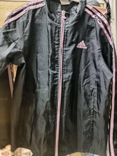 在挖煤姬买衣服，页面商品图高清，详情翻译精准。客服回复快，合单后免费换新箱，物流选的EMS，一周就收到，包装严实，衣服完好无损。
